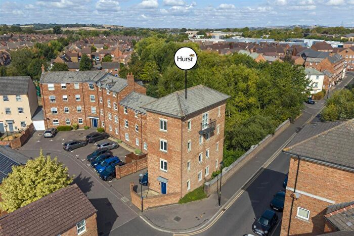 2 Bedroom Apartment For Sale In Fairford Leys, Aylesbury (fully Refurbished), HP19