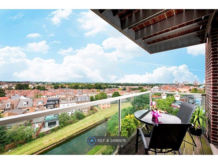 3 Bedroom Flat To Rent In Ashview Apartments, London, N4