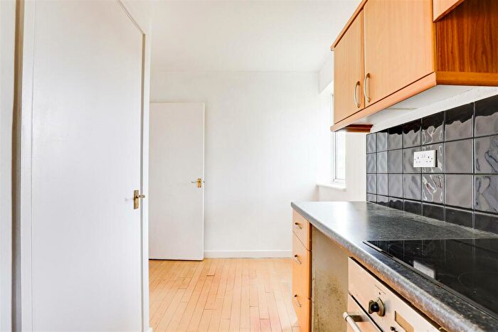 1 Bedroom Flat For Sale In Derwent Crescent, Arnold, Nottinghamshire, NG5