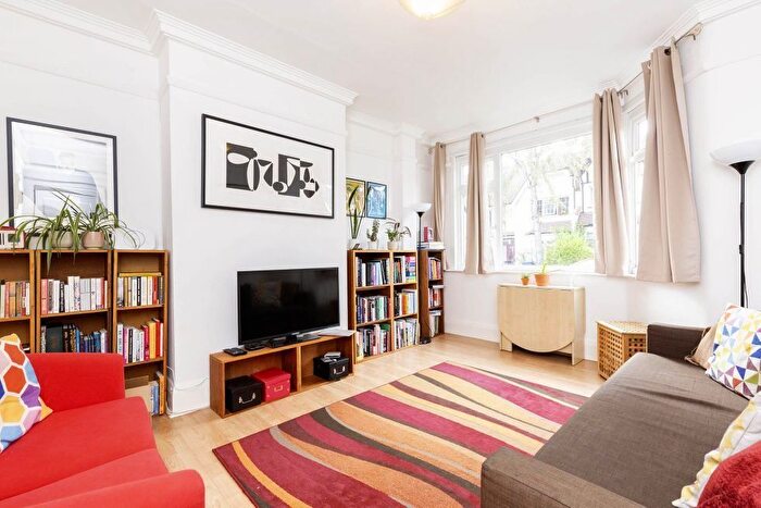 4 Bedroom Town House To Rent In Fairlawn Avenue, London, N2