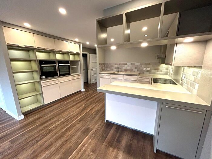 2 Bedroom Flat To Rent In Spen Lane, West Park, LS16