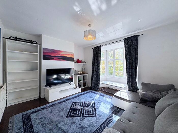 2 Bedroom Flat For Sale In Hale Lane, Chasewood Court Hale Lane, NW7