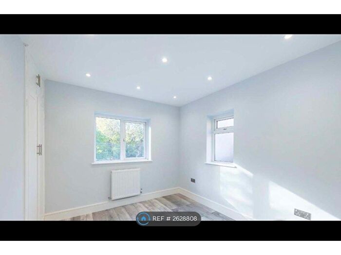 3 Bedroom Detached House To Rent In West Square, London, SE11