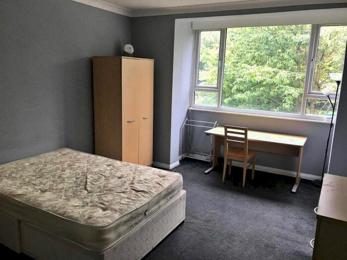 4 Bedroom Flat To Rent In Wilmslow Road, Manchester, Greater Manchester, M14