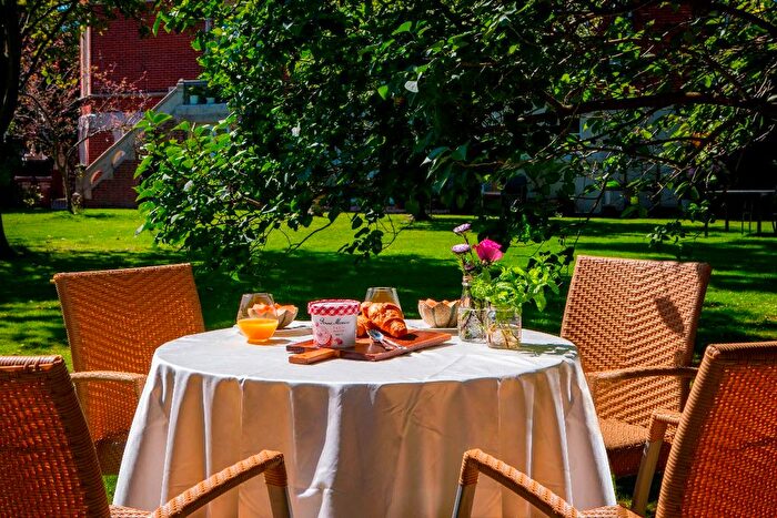 2 Bedroom Flat For Sale In Parkholme, Fairfield Road, Eastbourne, BN20