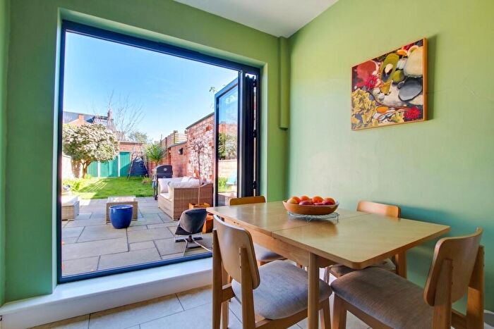 5 Bedroom End Of Terrace House For Sale In Lytham Road, Leicester, LE2