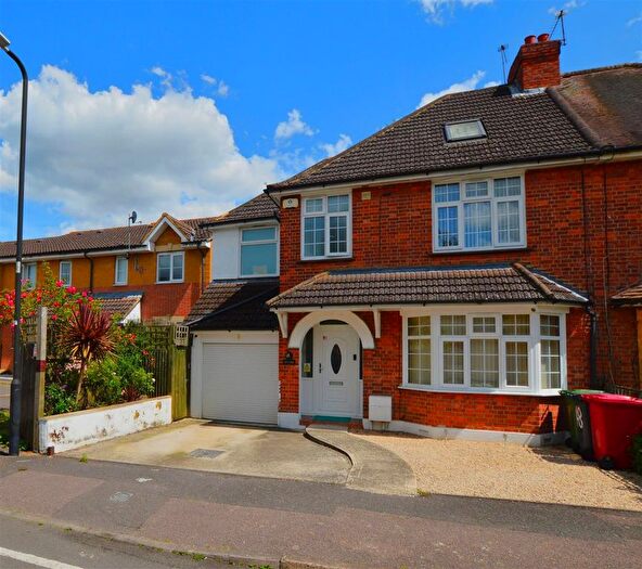 4 Bedroom Semi-Detached House To Rent In Kings Road, Slough, SL1