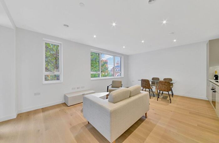 1 Bedroom Flat To Rent In Walworth Square, Elephant & Castle, London, SE17