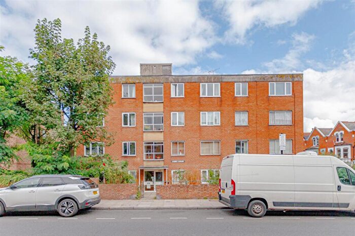 2 Bedroom Flat For Sale In Jubet Court, Green Lanes, N16