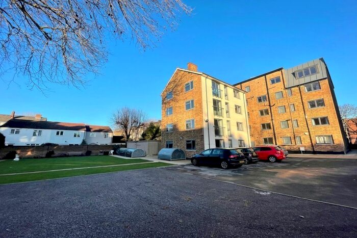 3 Bedroom Flat To Rent In Brixton Road, London, SW9