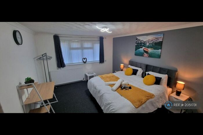 3 Bedroom Flat To Rent In North Eleventh Street, Milton Keynes, MK9