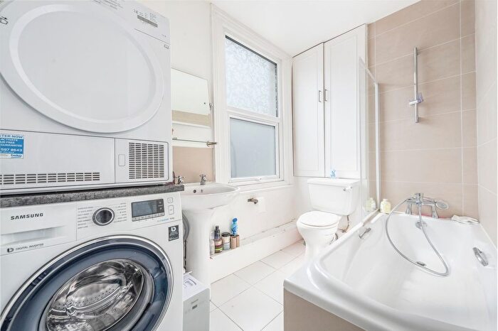 2 Bedroom Flat For Sale In Cobbold Road, Wendell Park, Shepherd's Bush, W12