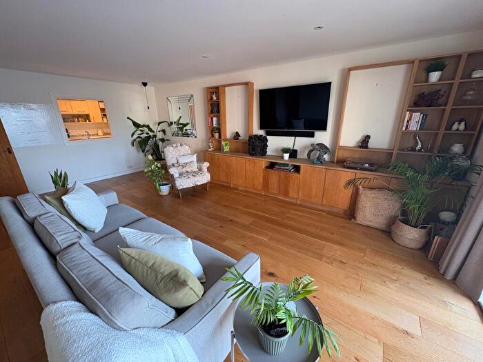 3 Bedroom Apartment To Rent In Adventurers Quay, Cardiff, CF10