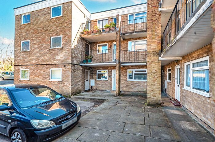 2 Bedroom Flat For Sale In Lyndhurst Road, Hove, East Sussex, BN3