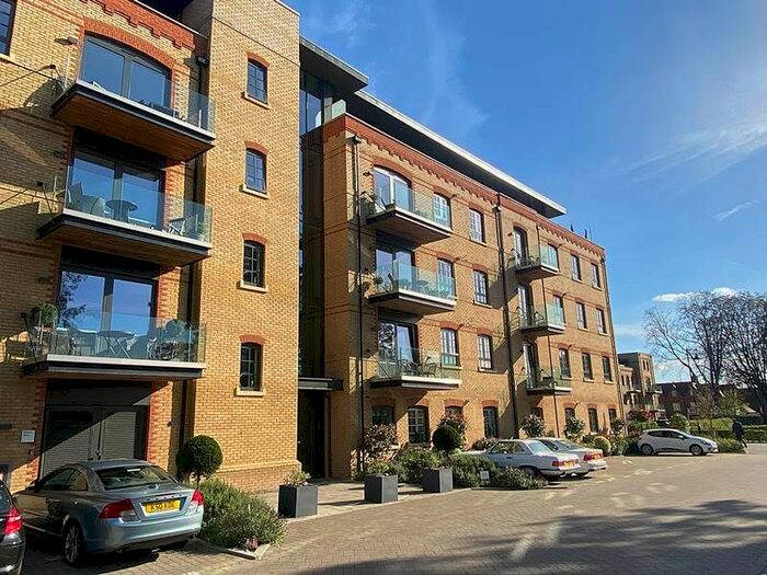 2 Bedroom Flat To Rent In Glen Island, Taplow, Maidenhead, SL6