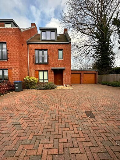 4 Bedroom Semi-Detached House For Sale In Green Close, AL9