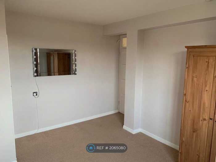 3 Bedroom Flat To Rent In Amwell Court Estate, London, N4