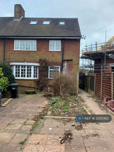 Studio To Rent In Green Road, London, N14