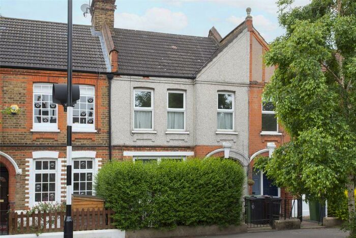 2 Bedroom Flat To Rent In Winns Avenue, Walthamstow, London, E17