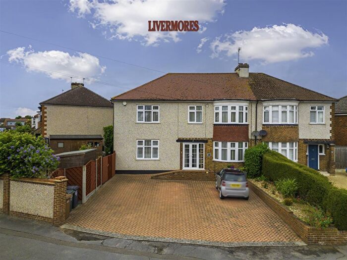 5 Bedroom Semi-Detached House For Sale In Hedge Place Road, Greenhithe, DA9