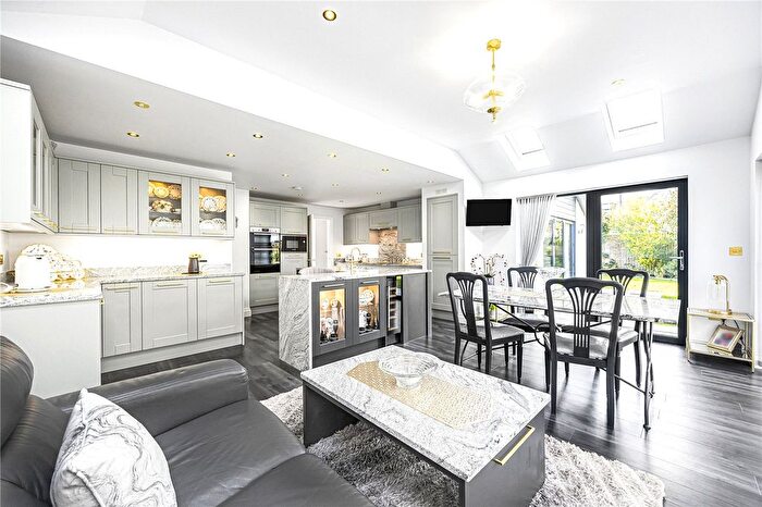 3 Bedroom Bungalow For Sale In Gillotts Close, RG9