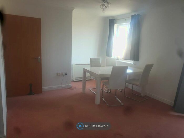 2 Bedroom Flat To Rent In Becketts Court, Northampton, NN4