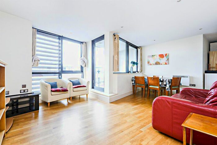 2 Bedroom Flat To Rent In Southwark Bridge Road, Borough, SE1