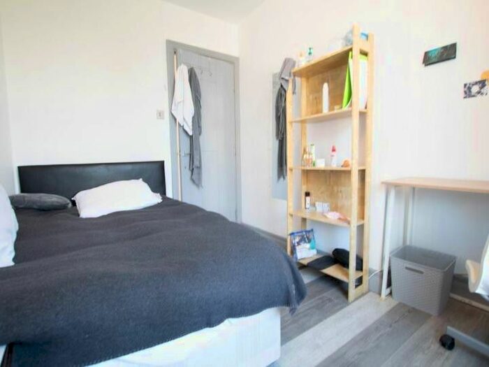 Terraced House To Rent In Hellings Street, London, E1W