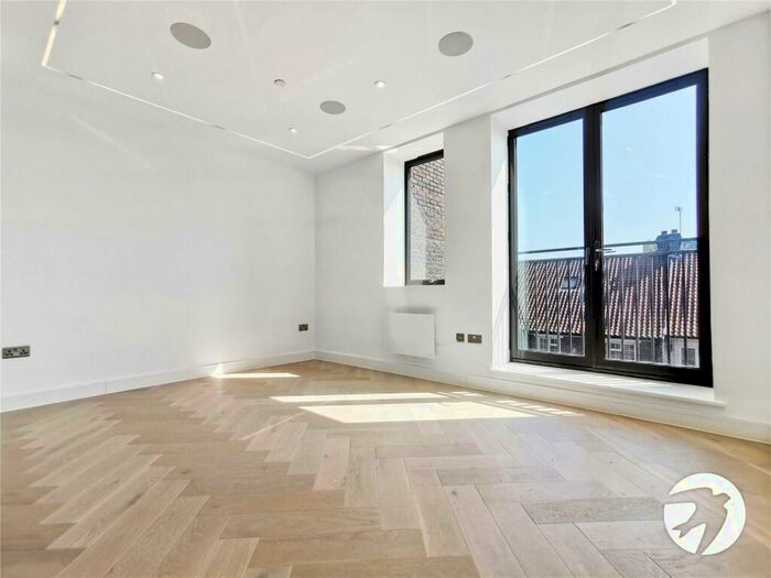 2 Bedroom Flat To Rent In Knoll Rise, Orpington, BR6