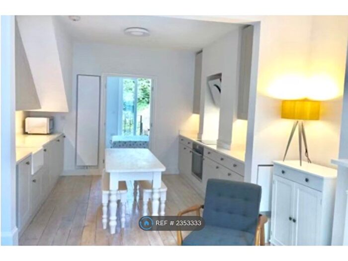 1 Bedroom Flat To Rent In Waterloo Terrace, London, N1