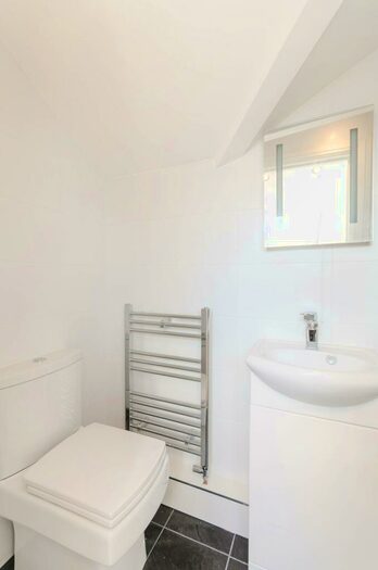 2 Bedroom Flat To Rent In Berrylands Road, Surbiton, KT5