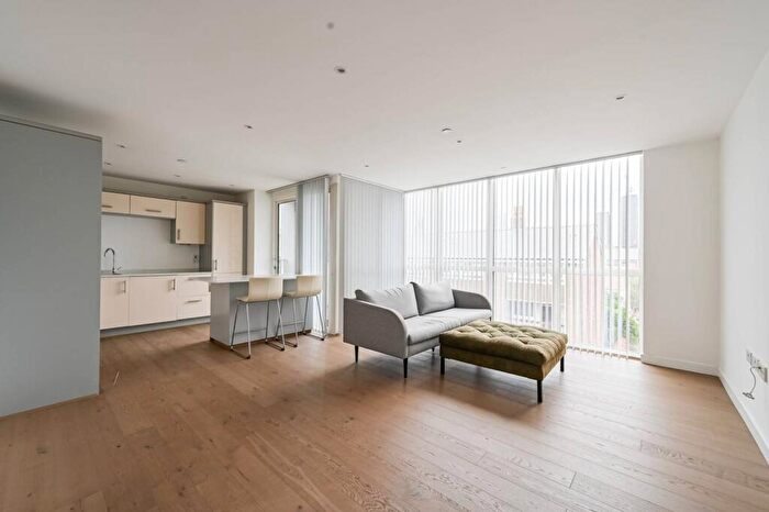 2 Bedroom Flat To Rent In Hay Currie Street, Tower Hamlets, London, E14