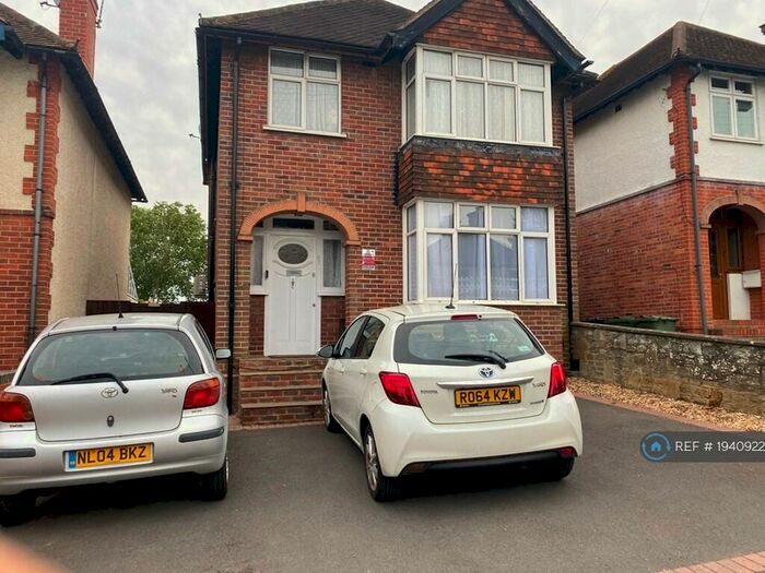 3 Bedroom Detached House To Rent In Worplesdon Road, Guildford, GU2