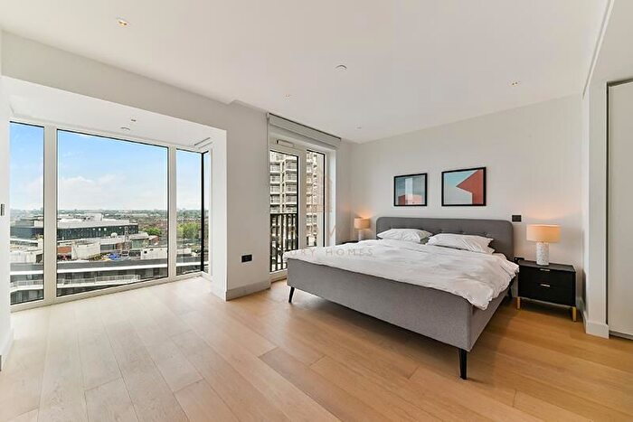 3 Bedroom Flat To Rent In Fountain Park Way, London, W12