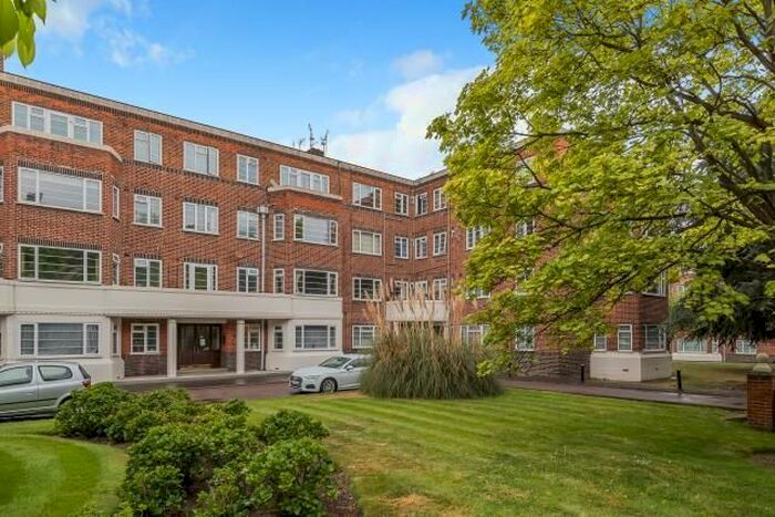 3 Bedroom Flat To Rent In Sheen Court, Richmond, TW10