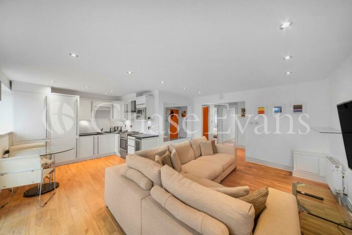 2 Bedroom Apartment To Rent In Kingsbridge Court, Dockers Tanner Road, Isle Of Dogs, E14