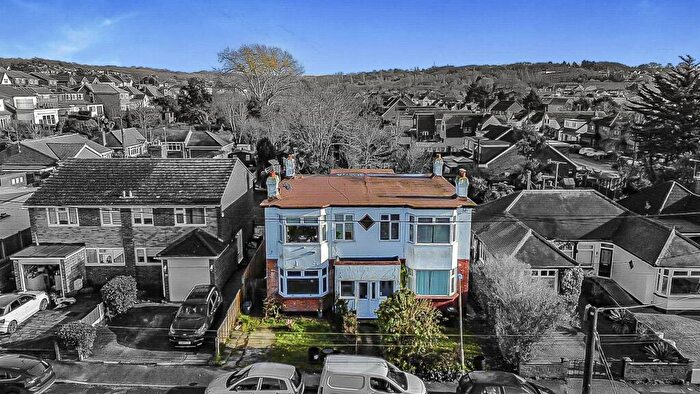 2 Bedroom Maisonette For Sale In Shared Garden - Video Inside - South View Road, Benfleet, SS7