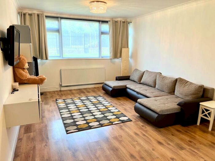 2 Bedroom Flat To Rent In Cavendish Avenue, Woodford Green, IG8