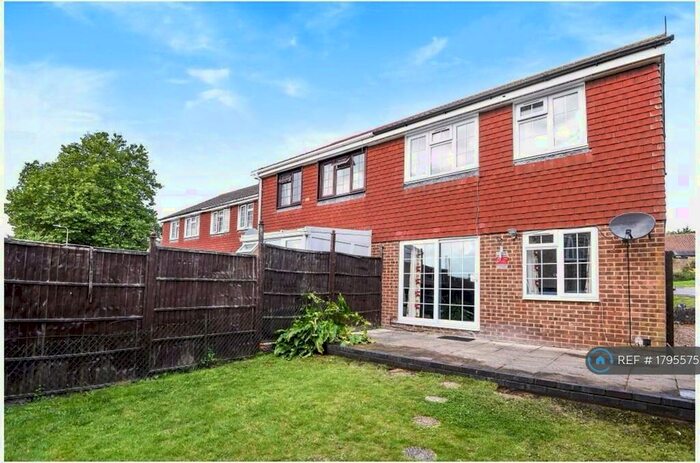 3 Bedroom Semi-Detached House To Rent In Yew Tree Rise, Reading, RG31