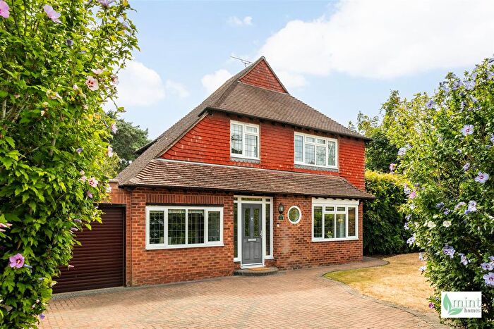 3 Bedroom Detached House For Sale In Lincoln Drive, Woking, GU22