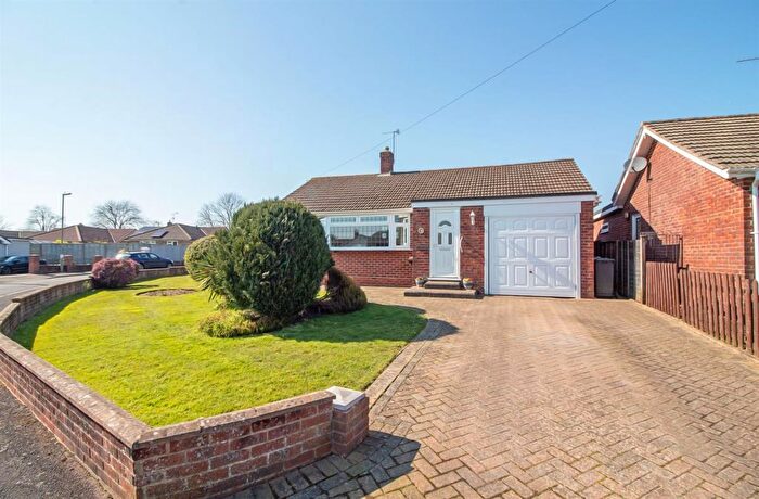 2 Bedroom Detached Bungalow For Sale In Larchfield Way, Horndean, PO8