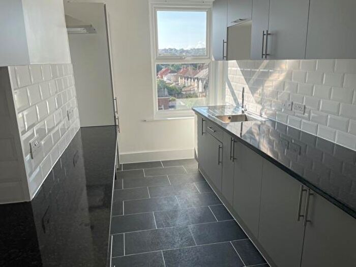 3 Bedroom Flat To Rent In Abbotsbury Road - Weymouth, DT4