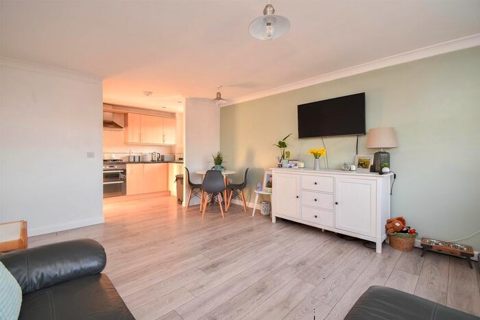 2 Bedroom Flat For Sale In Snowdrop Rise, St. Leonards-On-Sea, TN38