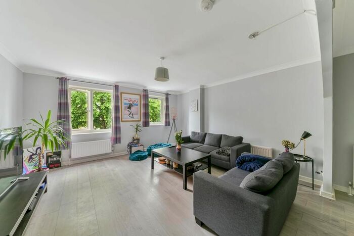 4 Bedroom Semi-Detached House To Rent In Gunwhale Close, London, SE16