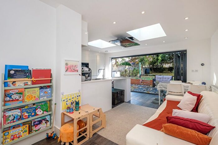 3 Bedroom Flat To Rent In Windsor Road, London, W5