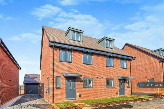 4 Bedroom Semi-Detached House To Rent In Robert Adam Road, Derby, DE22