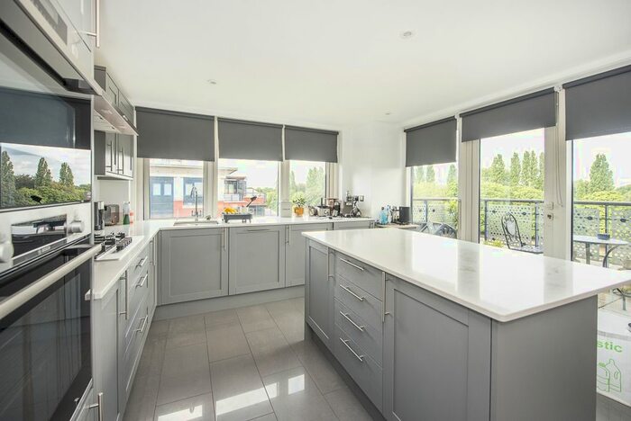 2 Bedroom Flat To Rent In Wadbrook Street, Kingston Upon Thames, KT1