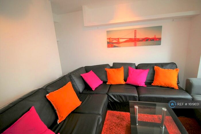 8 Bedroom Semi-Detached House To Rent In Davenport Avenue, Manchester, M20