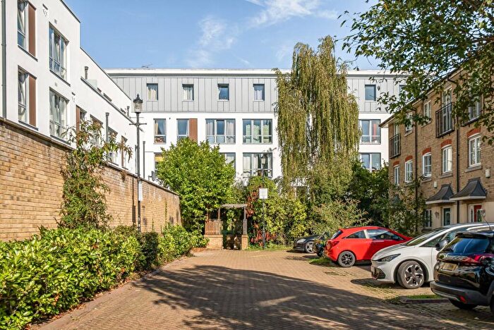 2 Bedroom Flat For Sale In Elthorne Road, Kinver House, N19