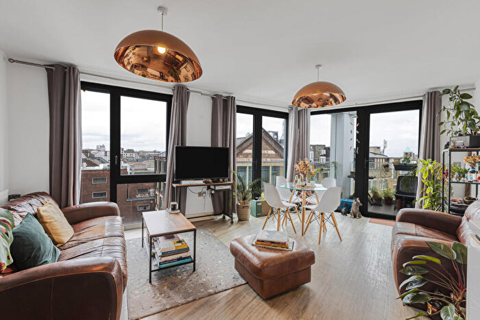 2 Bedroom Apartment For Sale In Ashwin Street, London, E8